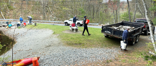 volunteers_with_buckets_2021